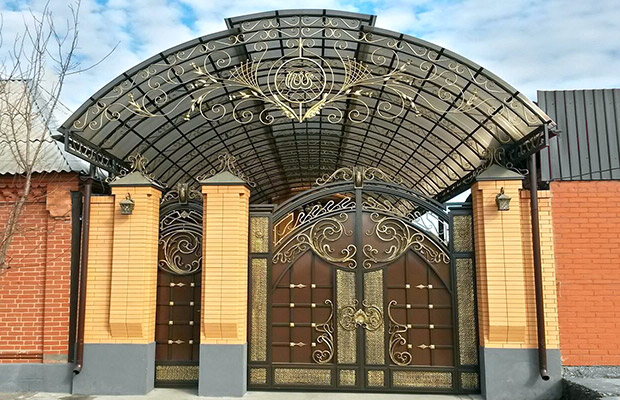Купить или заказать ворота для дома с навесом - стильные и надежные решения для вашего участка в Горно-Алтайске от 41496 руб | ВоротМастер-Грн