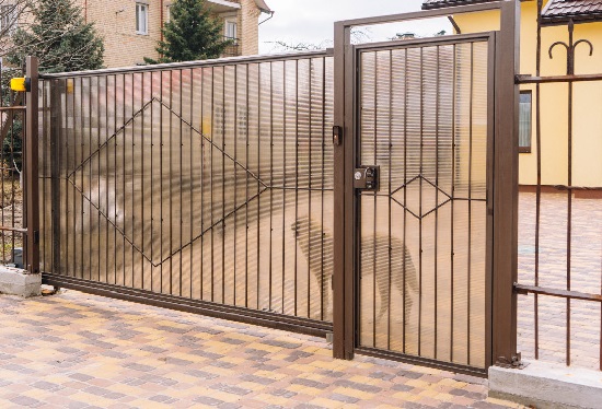 Купить ворота из профлиста с элементами ковки, с металлическими столбами в рамке или под дерево в Горно-Алтайске от 153120 руб